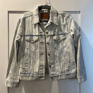 Levi’s women’s light wash denim jacket S